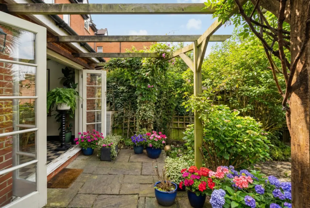 A Rich Color Scheme and Period Features in a London Garden Apartment 8 rich-colors-garden-apartment-london