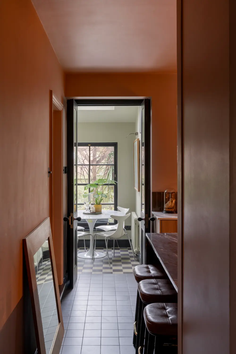 A Rich Color Scheme and Period Features in a London Garden Apartment 10 rich-colors-garden-apartment-london