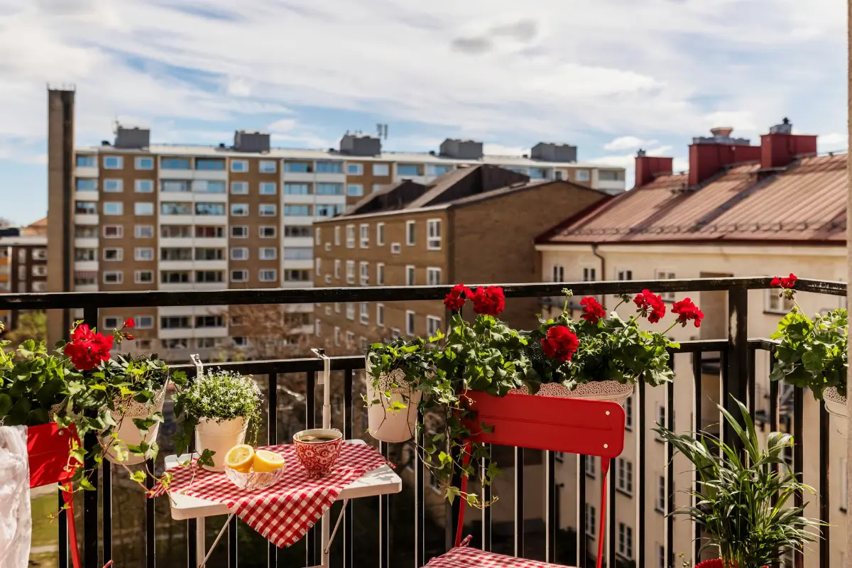 A Romantic Small Apartment with Floral Wallpaper and 1930s Features 3 small-romantic-1930s-apartment-stockholm-nordroom