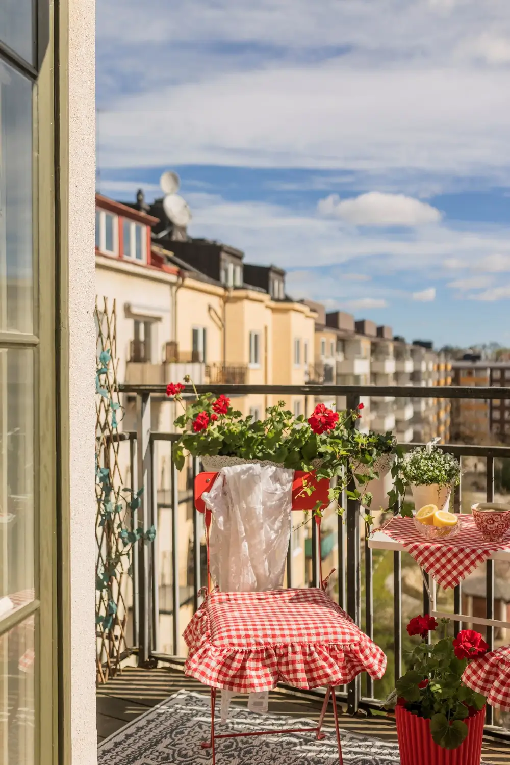 A Romantic Small Apartment with Floral Wallpaper and 1930s Features 4 small-romantic-1930s-apartment-stockholm-nordroom