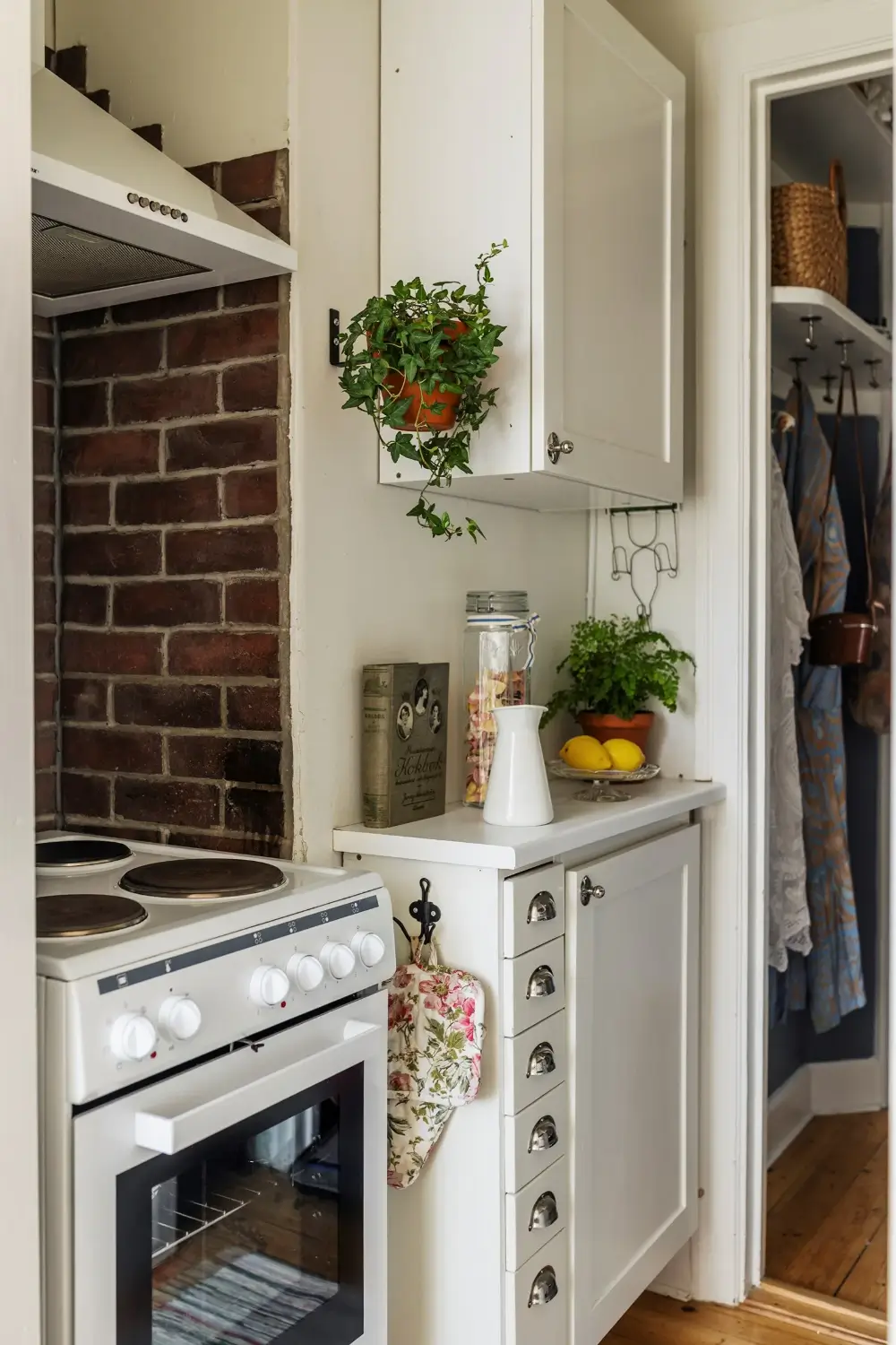 A Romantic Small Apartment with Floral Wallpaper and 1930s Features 17 small-romantic-1930s-apartment-stockholm-nordroom
