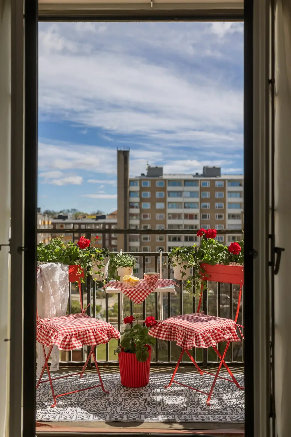 A Romantic Small Apartment with Floral Wallpaper and 1930s Features 2 small-romantic-1930s-apartment-stockholm-nordroom