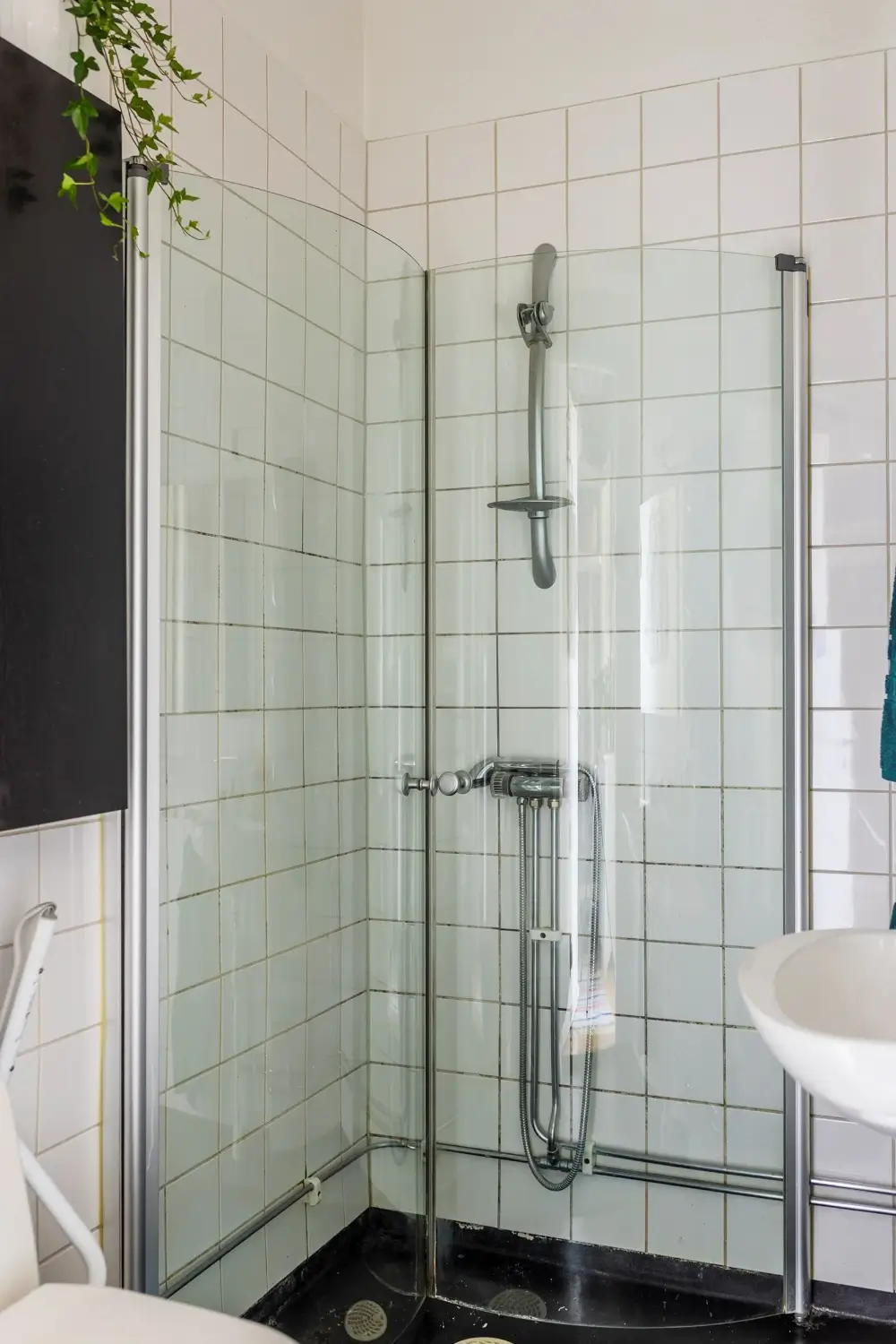 A Romantic Small Apartment with Floral Wallpaper and 1930s Features 23 small-romantic-1930s-apartment-stockholm-nordroom