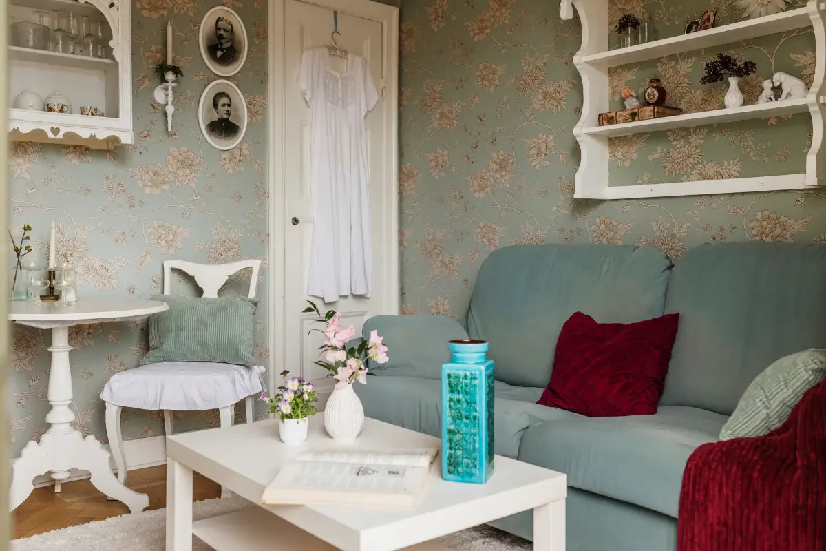 A Romantic Small Apartment with Floral Wallpaper and 1930s Features 6 small-romantic-1930s-apartment-stockholm-nordroom