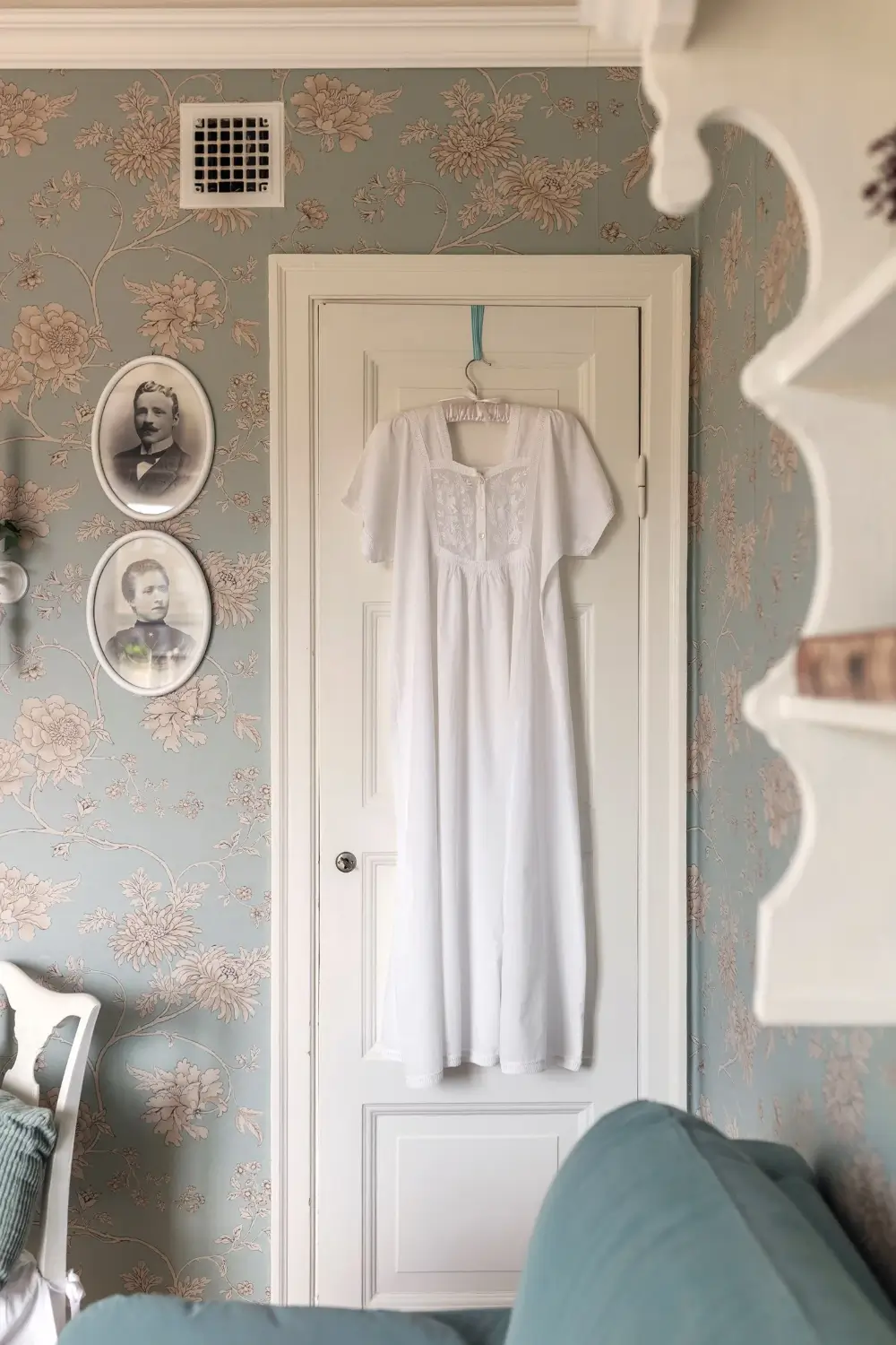 A Romantic Small Apartment with Floral Wallpaper and 1930s Features 7 small-romantic-1930s-apartment-stockholm-nordroom