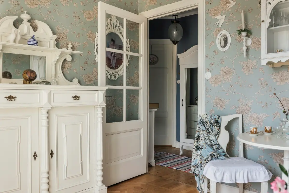 A Romantic Small Apartment with Floral Wallpaper and 1930s Features 9 small-romantic-1930s-apartment-stockholm-nordroom