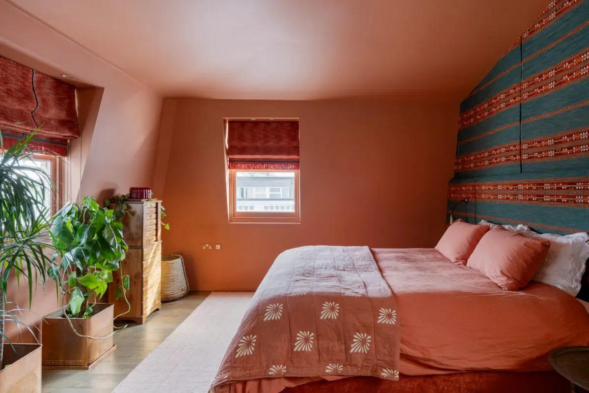 Moroccan-Inspired Designs in a Warm London Apartment 13 terracotta-hues-moroccan-influences-london-triplex