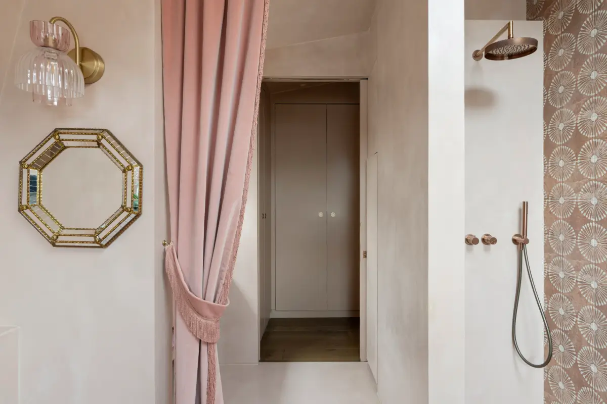 Moroccan-Inspired Designs in a Warm London Apartment 16 terracotta-hues-moroccan-influences-london-triplex
