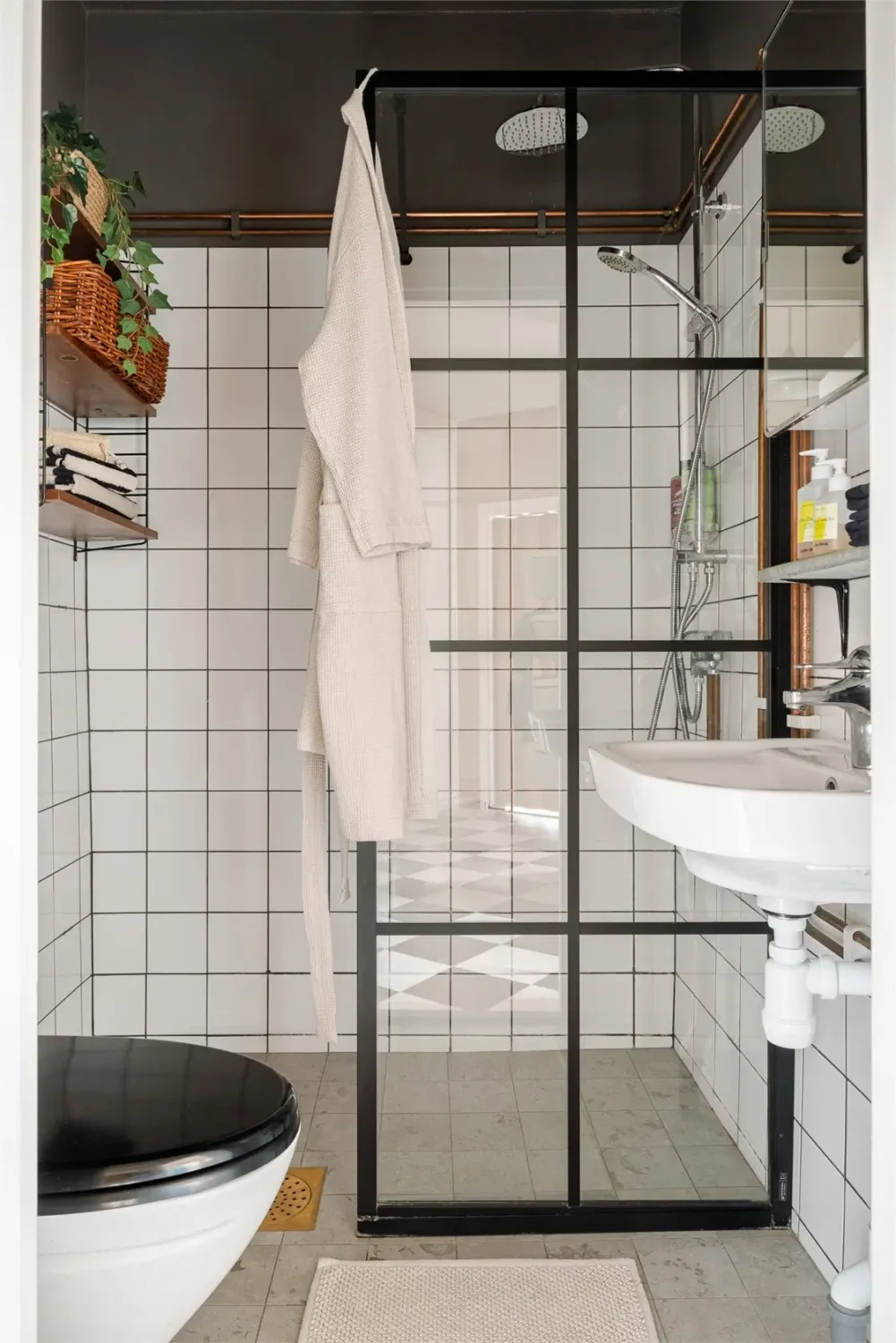 Vibrant Colors in a Spacious 1940s Apartment in Stockholm 31 vibrant-colors-midcentury-apartment-stockholm-nordroom