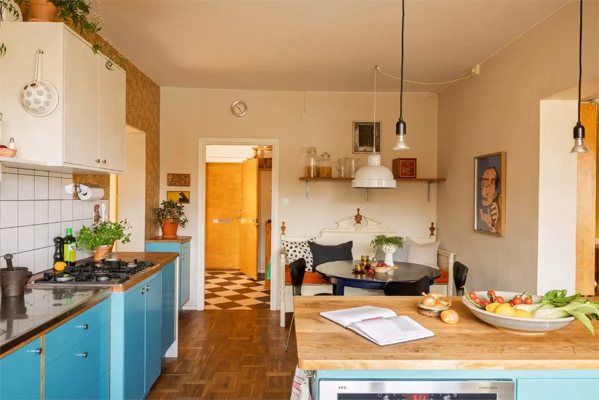 Vibrant Colors in a Spacious 1940s Apartment in Stockholm 15 vibrant-colors-midcentury-apartment-stockholm-nordroom