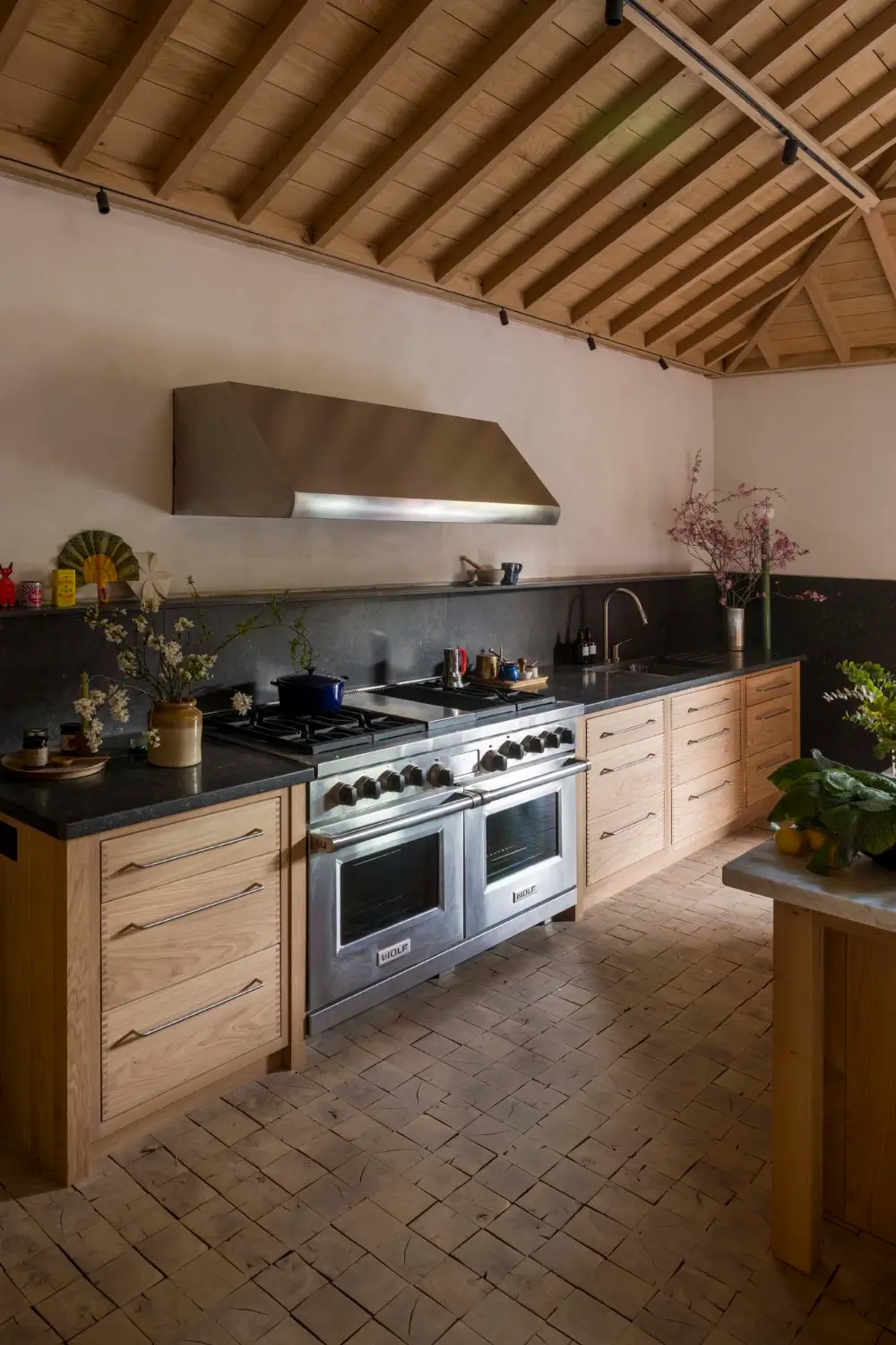 Inside Jay Osgerby’s Bespoke Barn Kitchen by Inglis Hall 5 Jay-Osgerby-Timber-Framed-Inglis-Hall-kitchen-nordroom