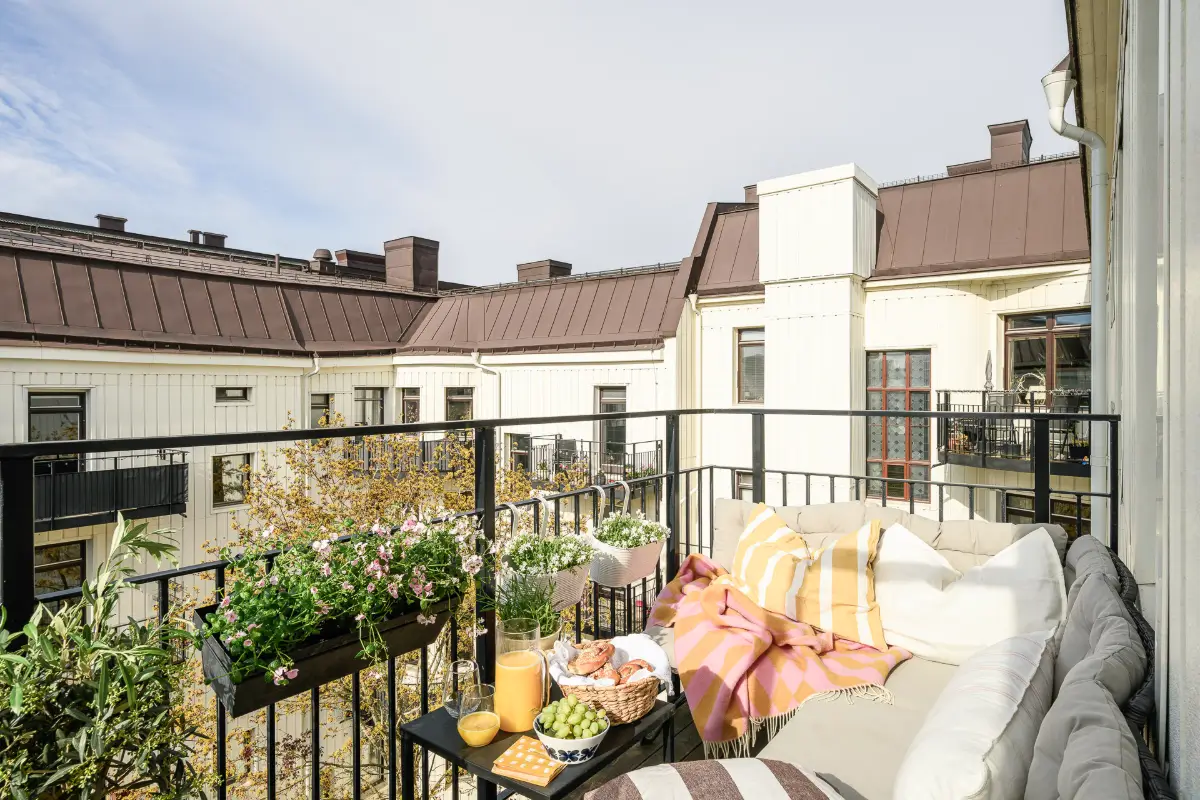 Natural Light and Classic Elements in a One-Bedroom Swedish Apartment 9 bright-1890s-scandinavian-apartment-nordroom