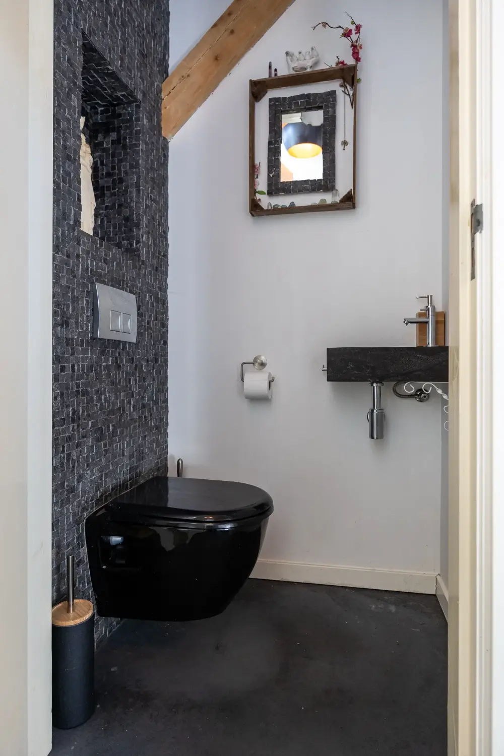 A Colorful, Bohemian Home in a Former Military Barracks near Utrecht 15 colorful-bohemian-interiors-converted-military-barracks-netherlands-nordroom