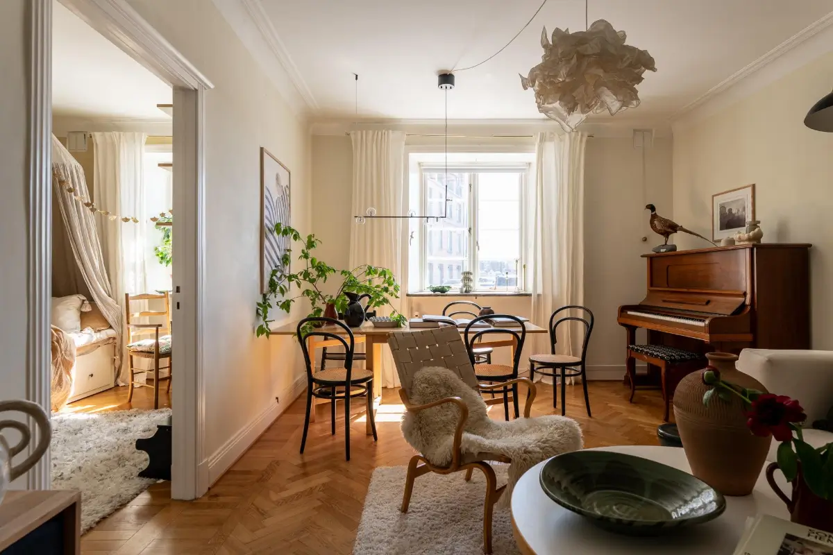 cozy-ground-floor-apartment-striped-wallpaper-nordroom
