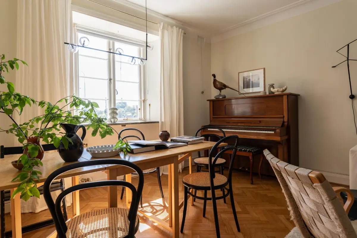 Striped Wallpaper and 1930s Character in a Swedish Apartment 4 cozy-ground-floor-apartment-striped-wallpaper-nordroom