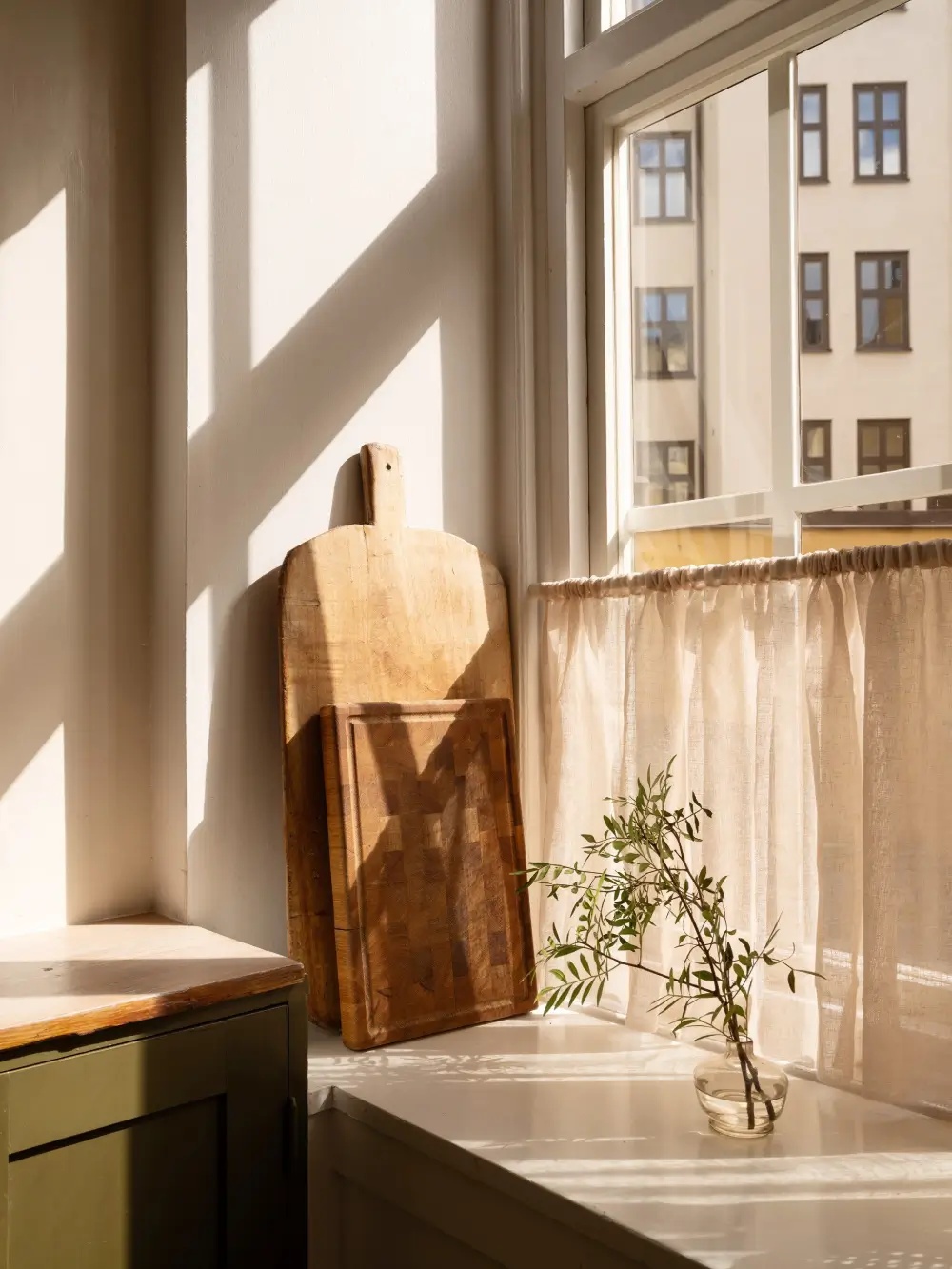 Dark Oiled Floorboards and Muted Tones Turn This Apartment Into a Warm Home 11 cozy-stockholm-apartment-green-accents-nordroom