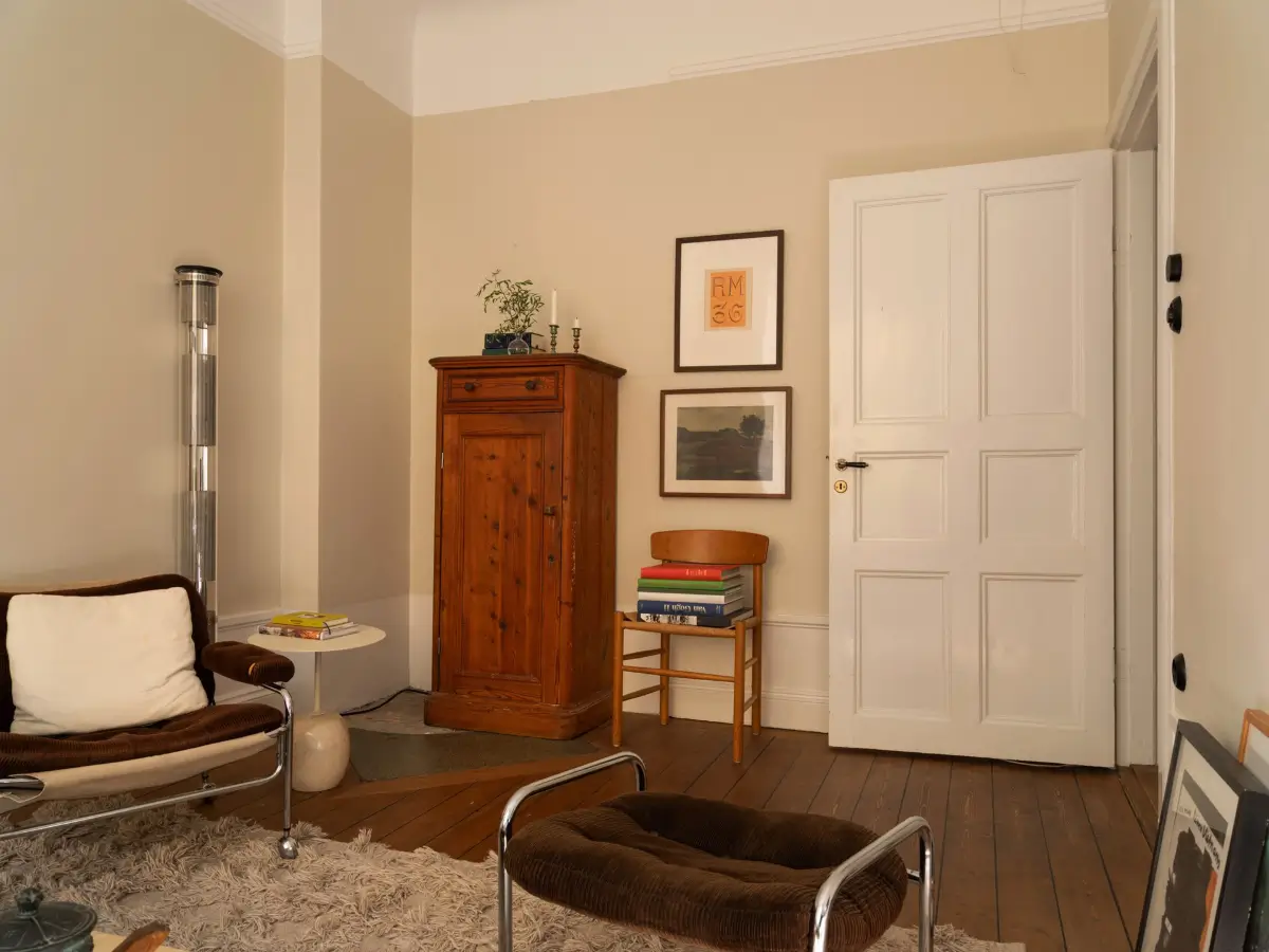 Dark Oiled Floorboards and Muted Tones Turn This Apartment Into a Warm Home 5 cozy-stockholm-apartment-green-accents-nordroom