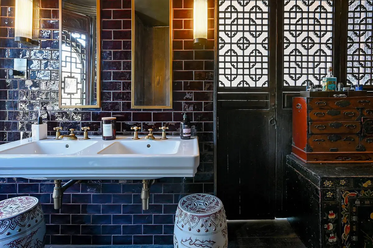 This West-London Period House Doesn't Shy Away from Dark Colors and It's Magnificent 21 dramatic-interiors-period-features-london-historic-home-nordroom