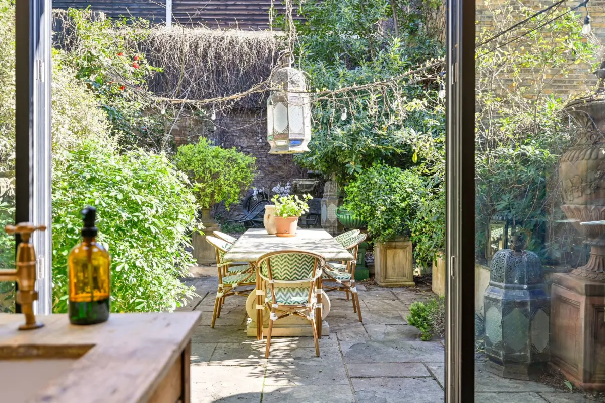 This West-London Period House Doesn't Shy Away from Dark Colors and It's Magnificent 10 dramatic-interiors-period-features-london-historic-home-nordroom