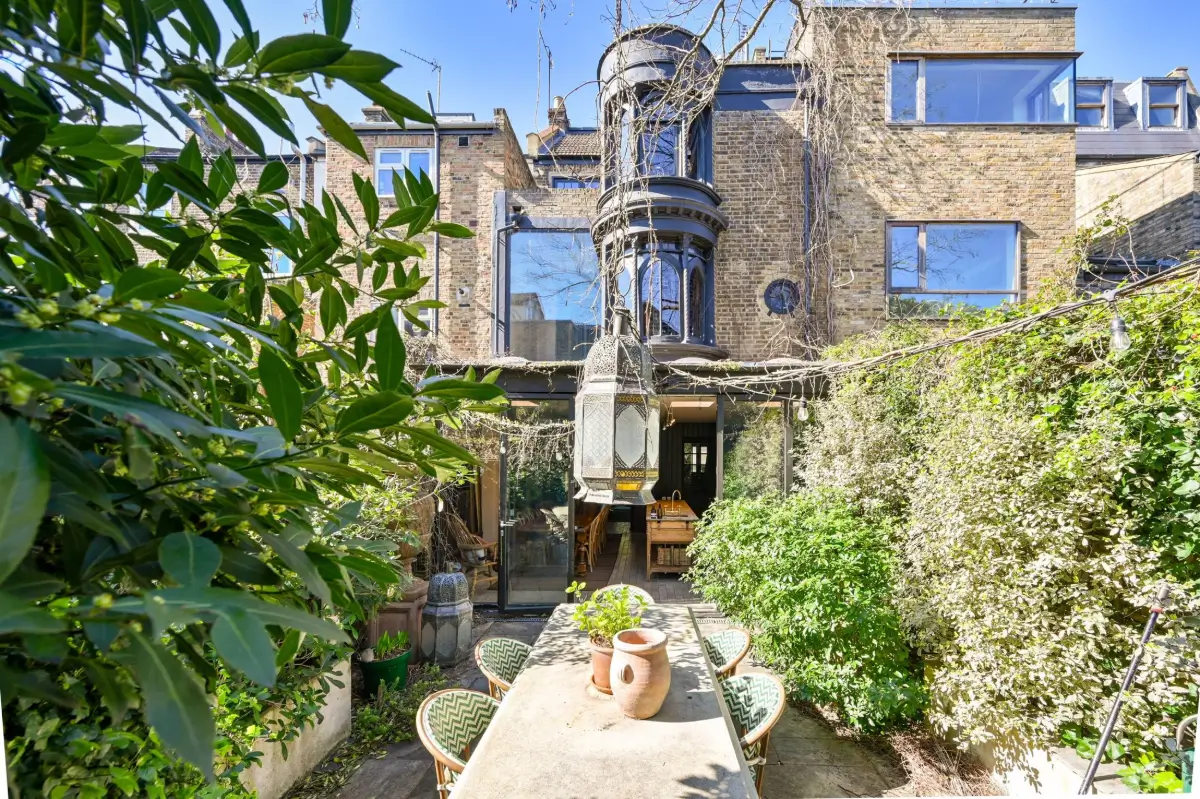 This West-London Period House Doesn't Shy Away from Dark Colors and It's Magnificent 13 dramatic-interiors-period-features-london-historic-home-nordroom