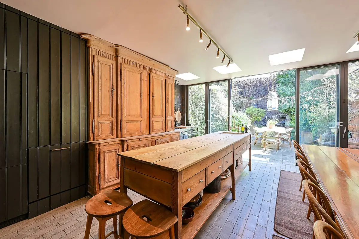 This West-London Period House Doesn't Shy Away from Dark Colors and It's Magnificent 8 dramatic-interiors-period-features-london-historic-home-nordroom