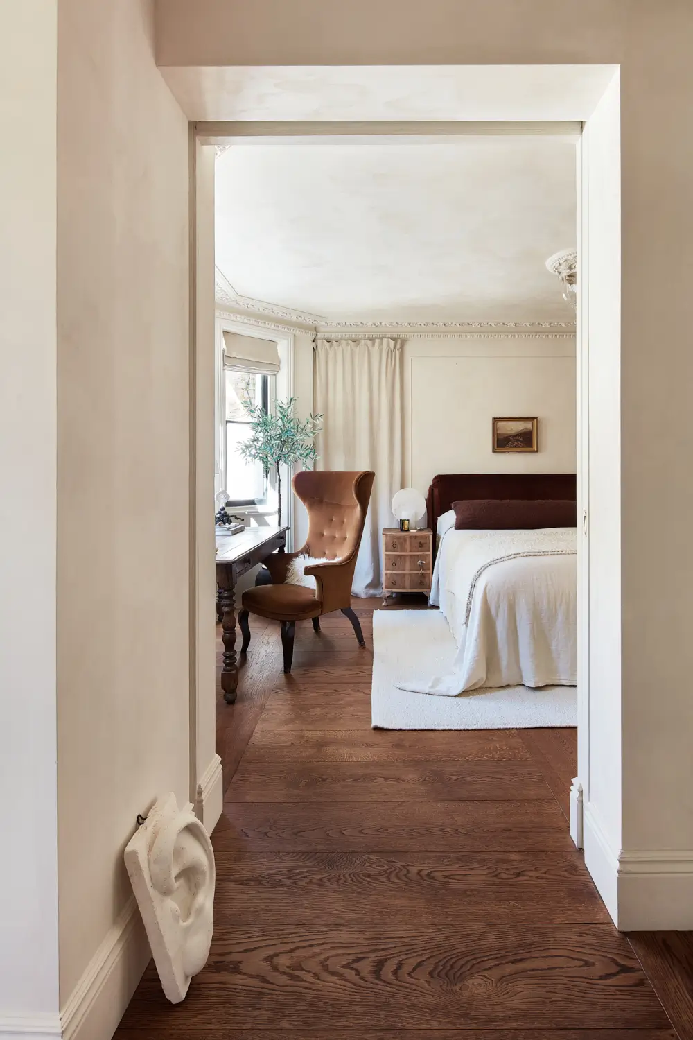 A Bedroom Connected to Nature in a Luxurious Notting Hill Duplex Garden Apartment 21 luxurious-notting-hill-duplex-apartment-garden