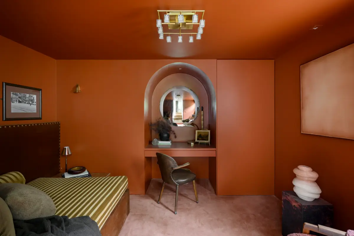 A Bedroom Connected to Nature in a Luxurious Notting Hill Duplex Garden Apartment 23 luxurious-notting-hill-duplex-apartment-garden