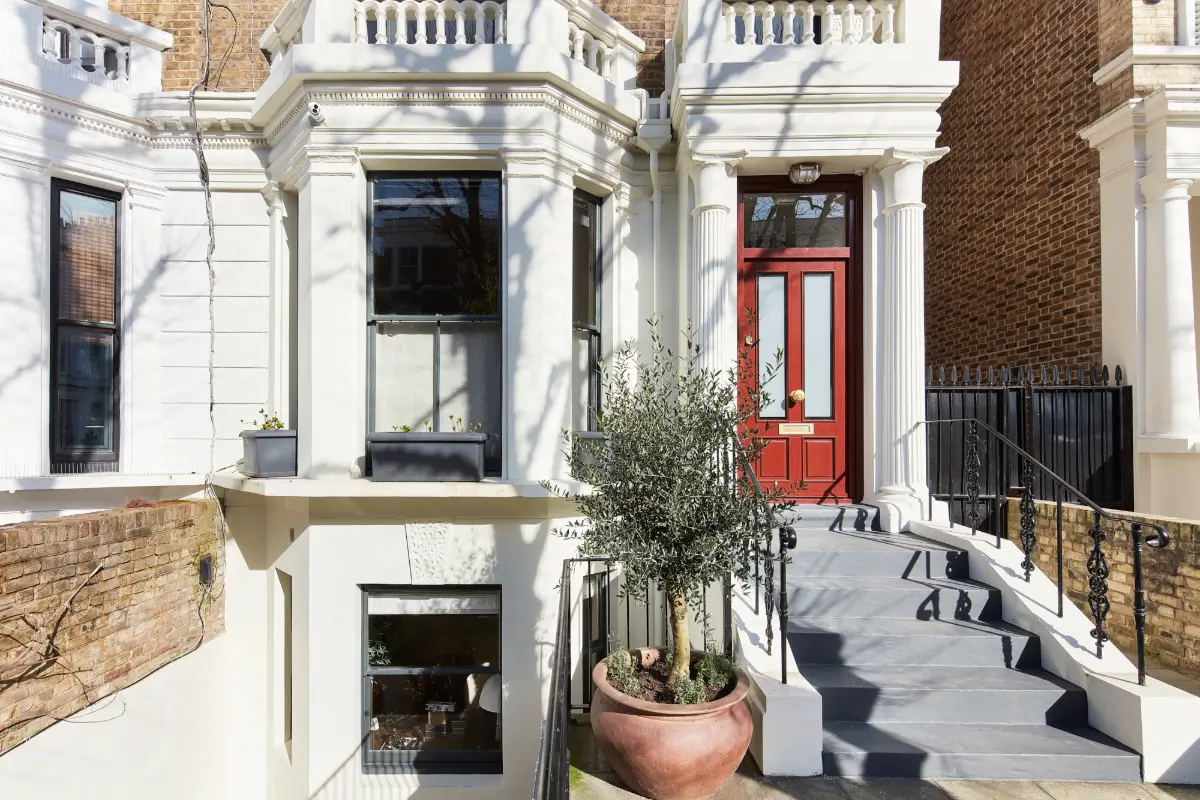 A Bedroom Connected to Nature in a Luxurious Notting Hill Duplex Garden Apartment 25 luxurious-notting-hill-duplex-apartment-garden