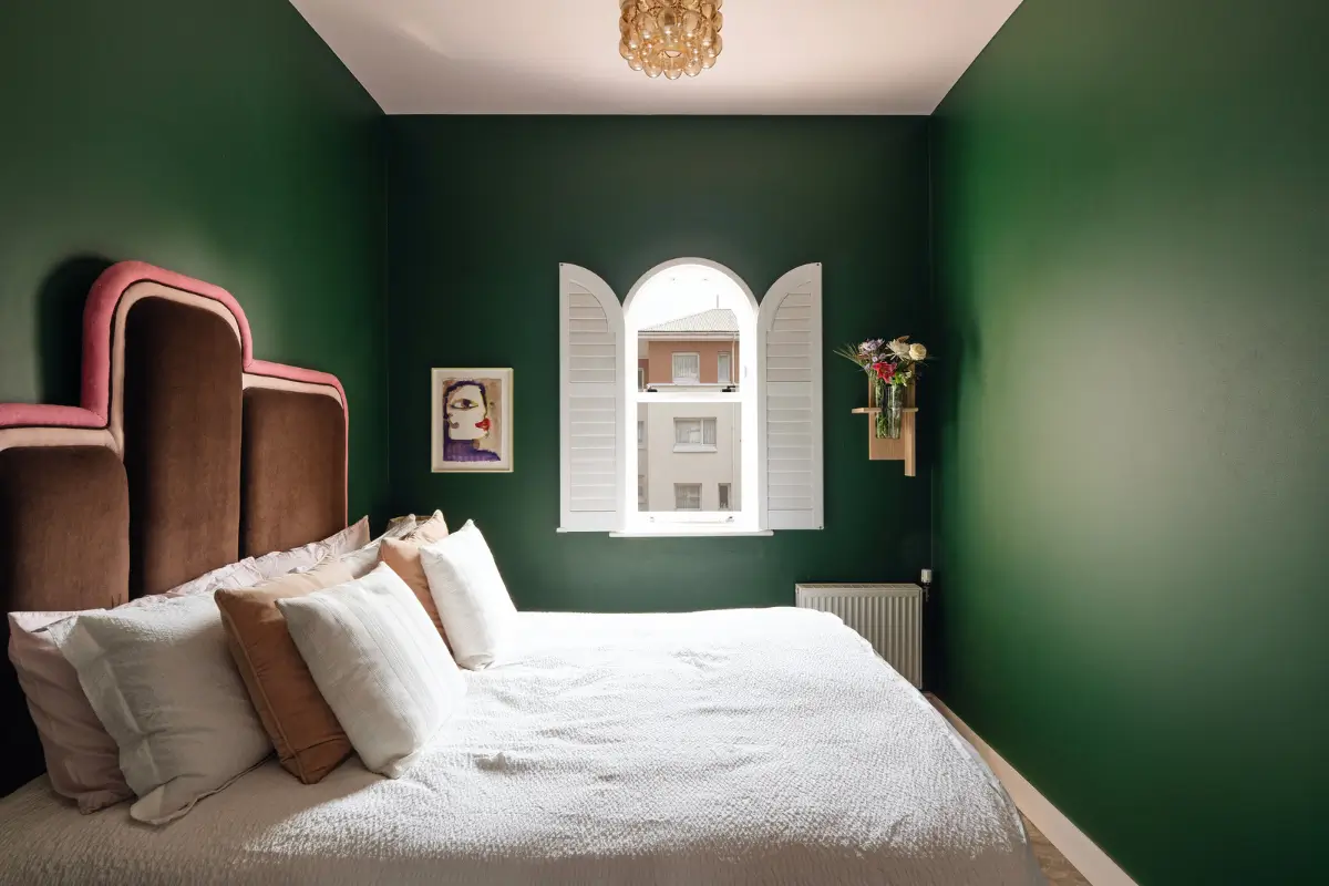 Pastel Tones and a Verdant Bedroom in a Light London Apartment 12 pastel-accents-deep-green-bedroom-modern-london-apartment