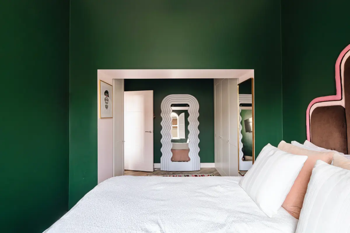 Pastel Tones and a Verdant Bedroom in a Light London Apartment 11 pastel-accents-deep-green-bedroom-modern-london-apartment