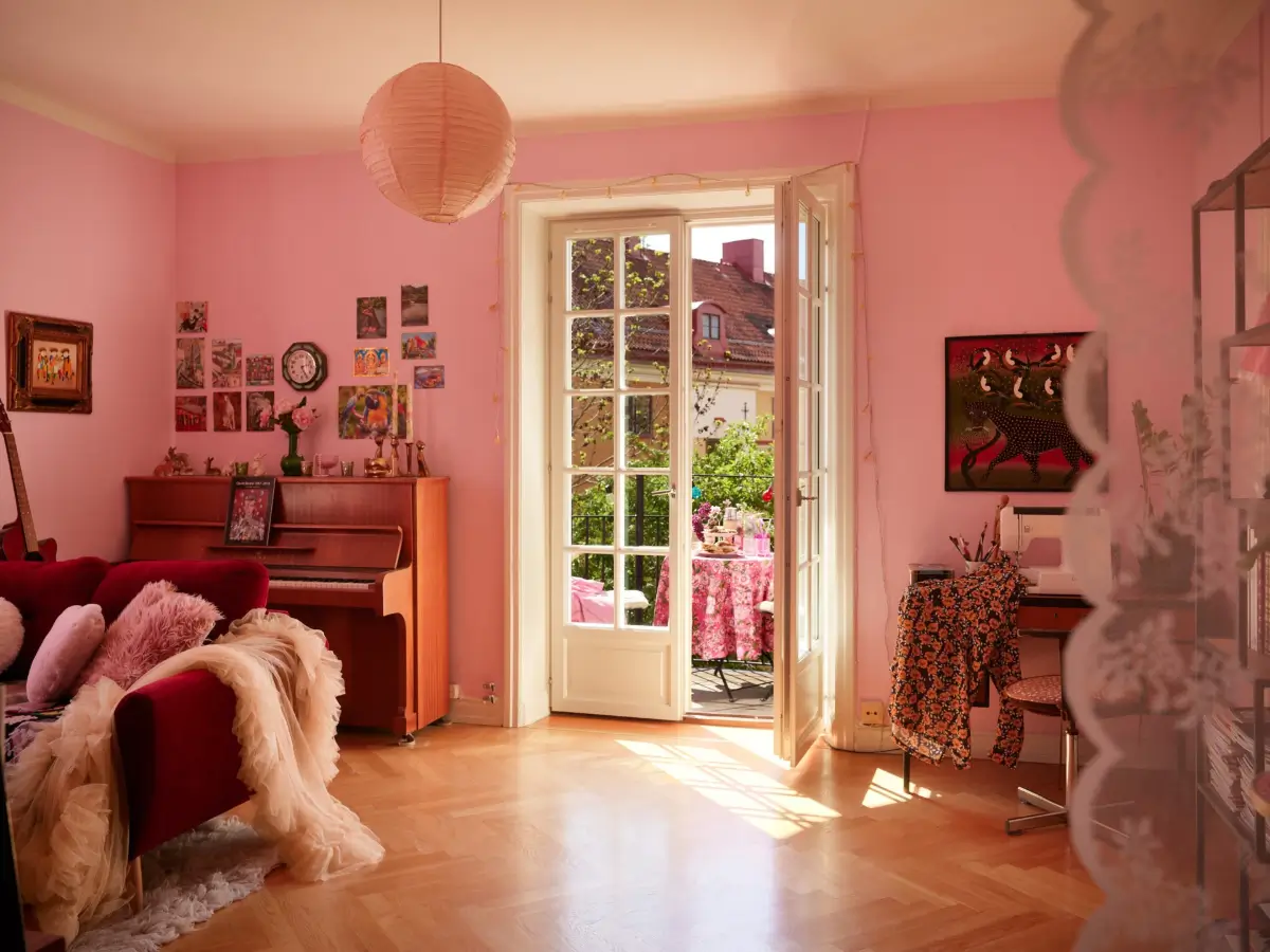Vintage Decor, Pink Walls, and Period Features in a 1930s Studio Apartment 3 pink-purple-1930s-studio-apartment-stockholm-nordroom