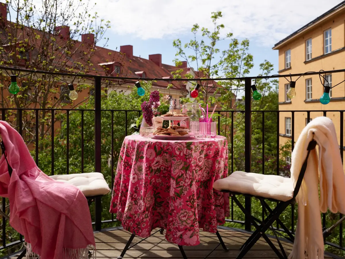 Vintage Decor, Pink Walls, and Period Features in a 1930s Studio Apartment 4 pink-purple-1930s-studio-apartment-stockholm-nordroom