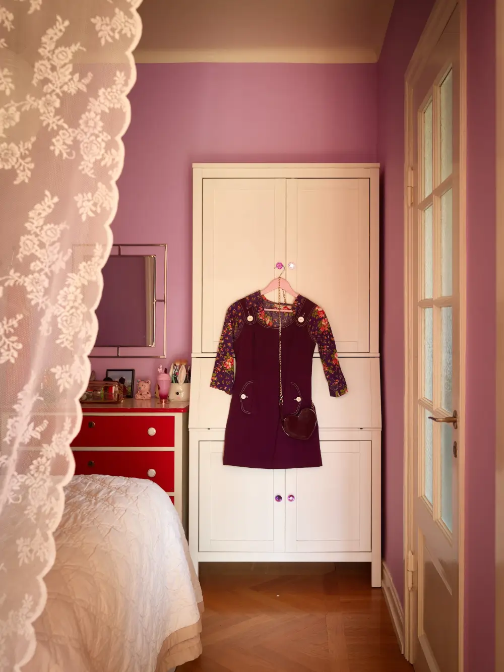 Vintage Decor, Pink Walls, and Period Features in a 1930s Studio Apartment 12 pink-purple-1930s-studio-apartment-stockholm-nordroom