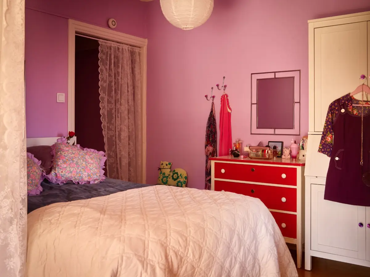 Vintage Decor, Pink Walls, and Period Features in a 1930s Studio Apartment 13 pink-purple-1930s-studio-apartment-stockholm-nordroom
