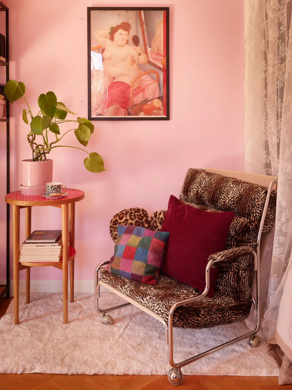 Vintage Decor, Pink Walls, and Period Features in a 1930s Studio Apartment 10 pink-purple-1930s-studio-apartment-stockholm-nordroom