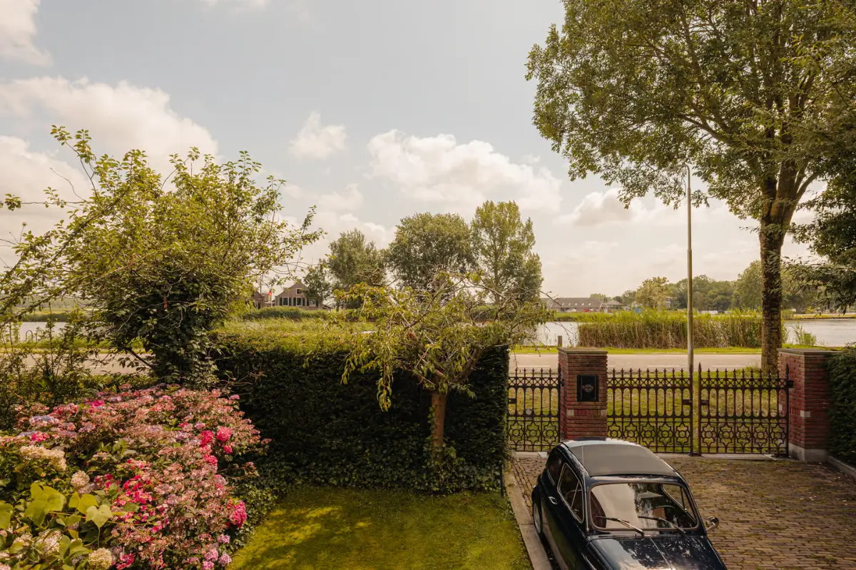 Living on the Amstel: Inside a Timeless Riverside Villa Near Amsterdam 34 rustic-country-style-interiors-riverside-villa-netherlands
