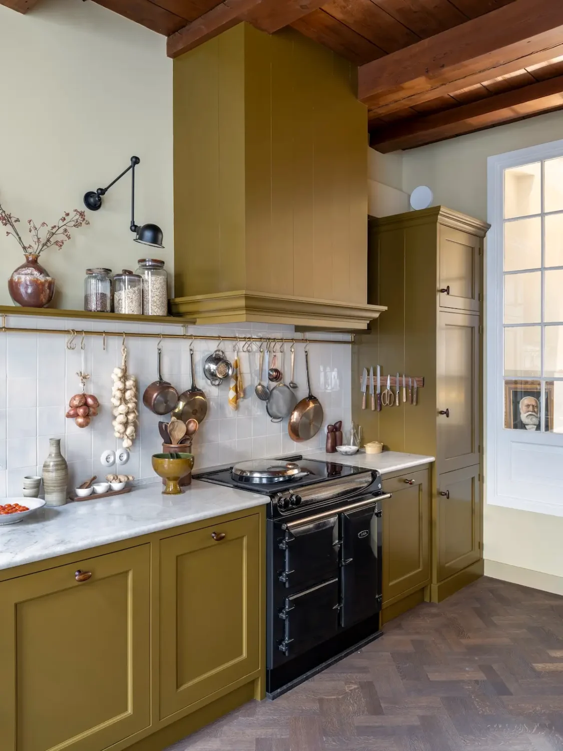 Trend Alert: The 'Soft Kitchen' is 2026's Coziest Interior Trend and It's Here to Stay 2 warm-colored-kitchen-brass-fittings-vintage-art-nordroom