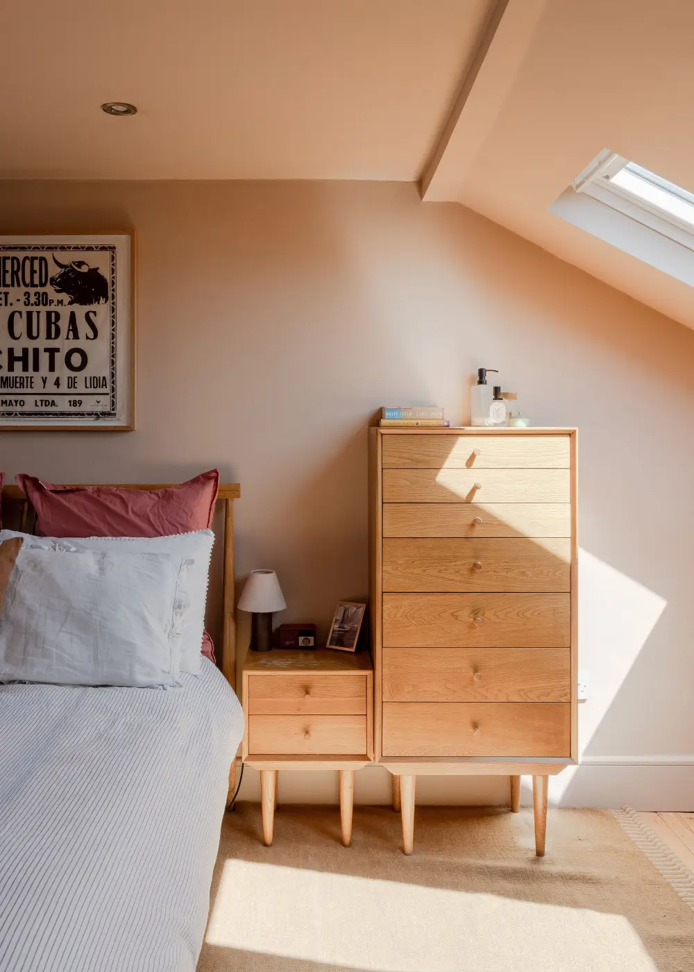 A Warm Family Home with a Light-Filled Kitchen Extension with Terracotta Tiles 36 light-filled-cozy-kitchen-extension-victorian-family-home-london