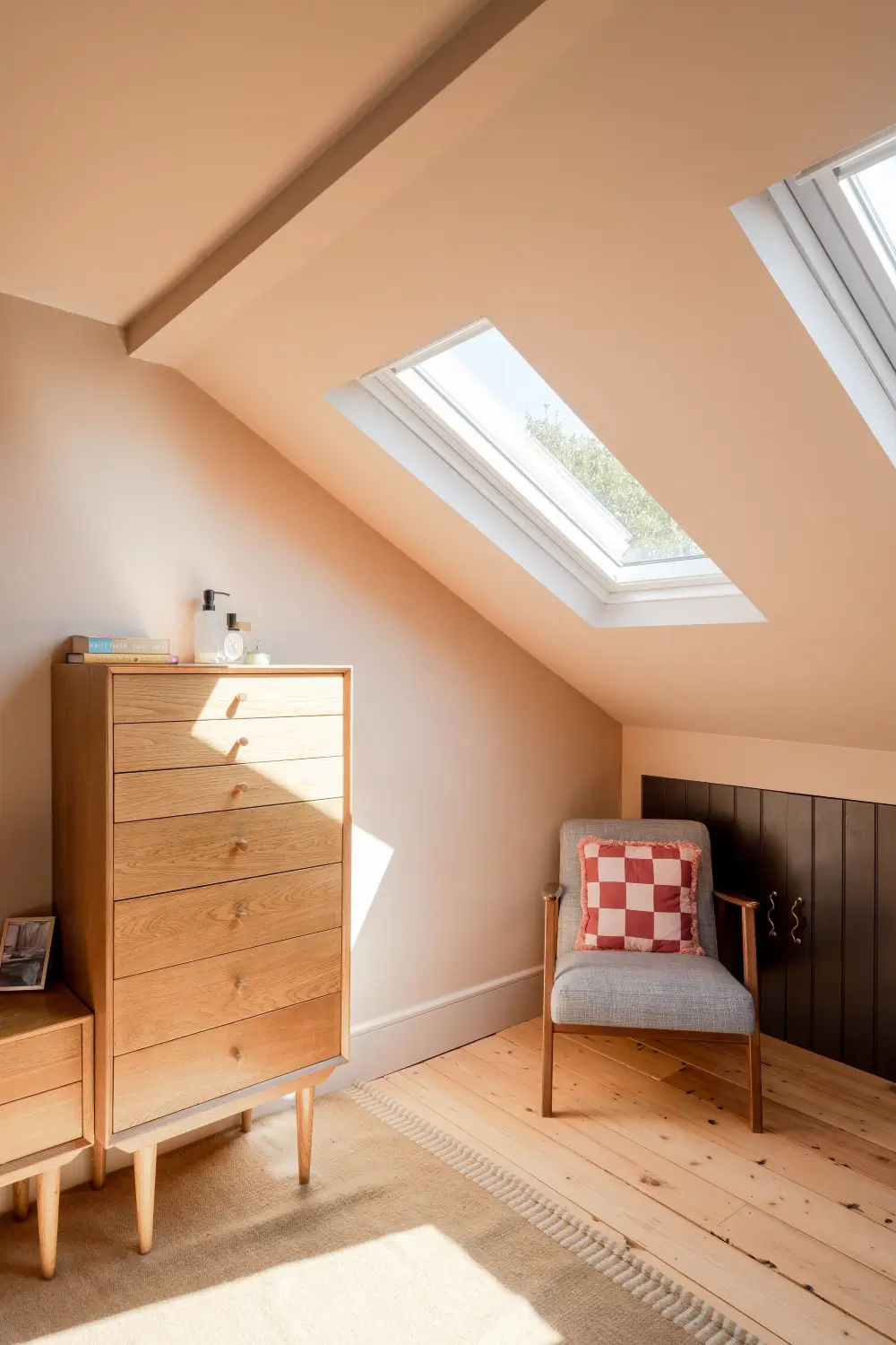 A Warm Family Home with a Light-Filled Kitchen Extension with Terracotta Tiles 38 light-filled-cozy-kitchen-extension-victorian-family-home-london